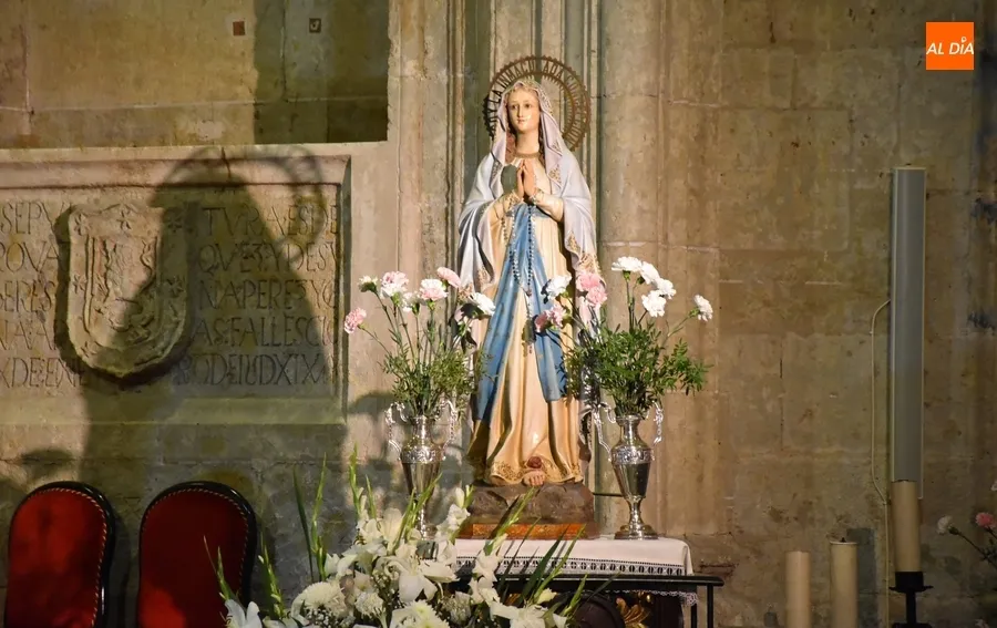 Foto 2 - El Obispo preside la Vigilia Joven por la Inmaculada