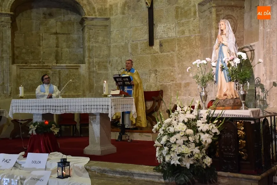 Foto 5 - El Obispo preside la Vigilia Joven por la Inmaculada