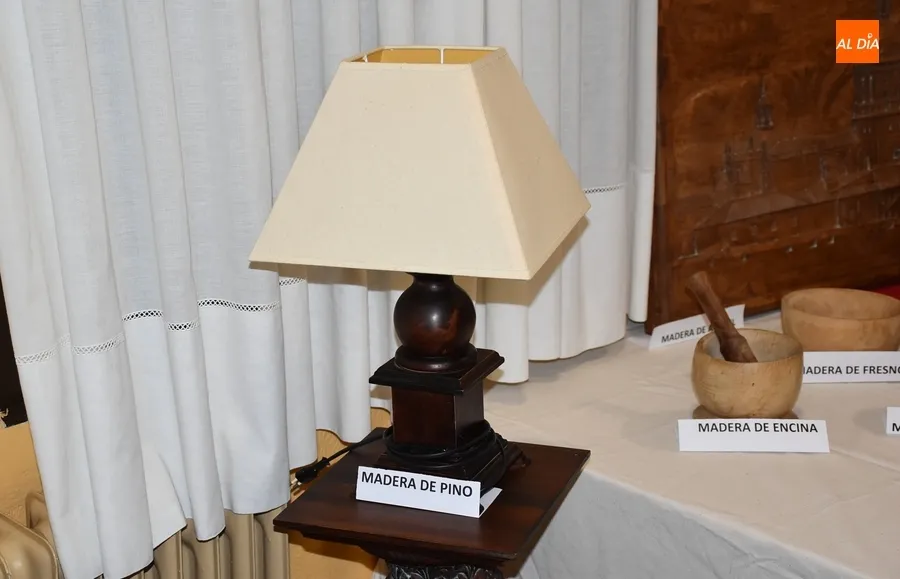 Foto 3 - Jos&eacute; Antonio Hern&aacute;ndez Navarro muestra su maestr&iacute;a con la madera en el Centro de Mayores