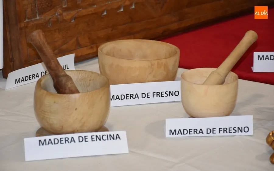 Foto 4 - Jos&eacute; Antonio Hern&aacute;ndez Navarro muestra su maestr&iacute;a con la madera en el Centro de Mayores
