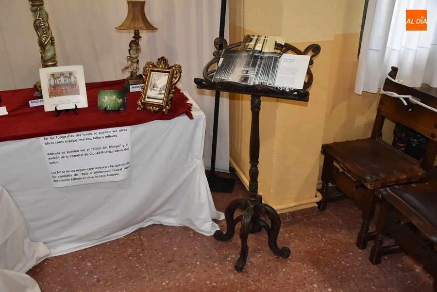 Foto 6 - Jos&eacute; Antonio Hern&aacute;ndez Navarro muestra su maestr&iacute;a con la madera en el Centro de Mayores