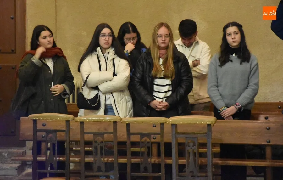 Foto 8 - El Obispo preside la Vigilia Joven por la Inmaculada
