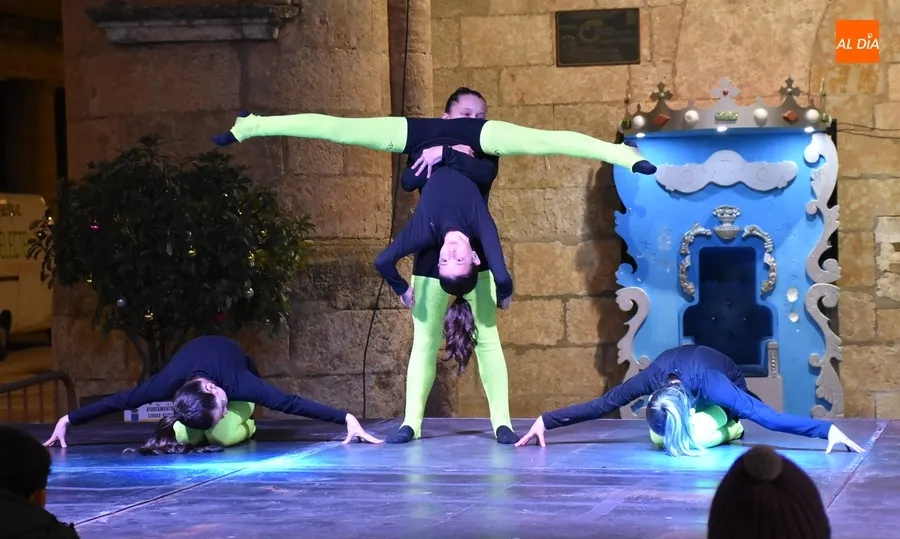 Foto 8 - Larga y concurrida Nochevieja Joven en la Plaza con el Club &Iacute;taca como protagonista principal
