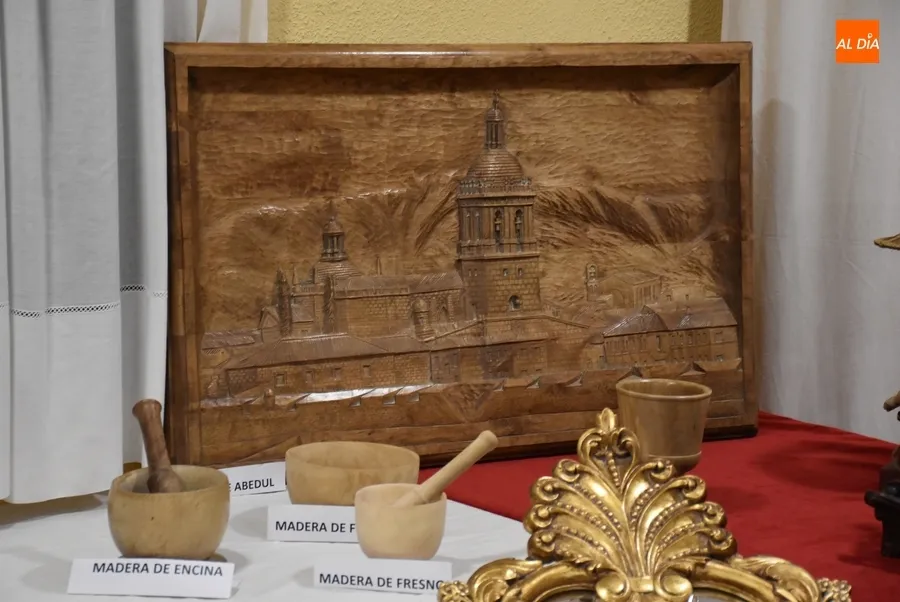 Foto 11 - Jos&eacute; Antonio Hern&aacute;ndez Navarro muestra su maestr&iacute;a con la madera en el Centro de Mayores