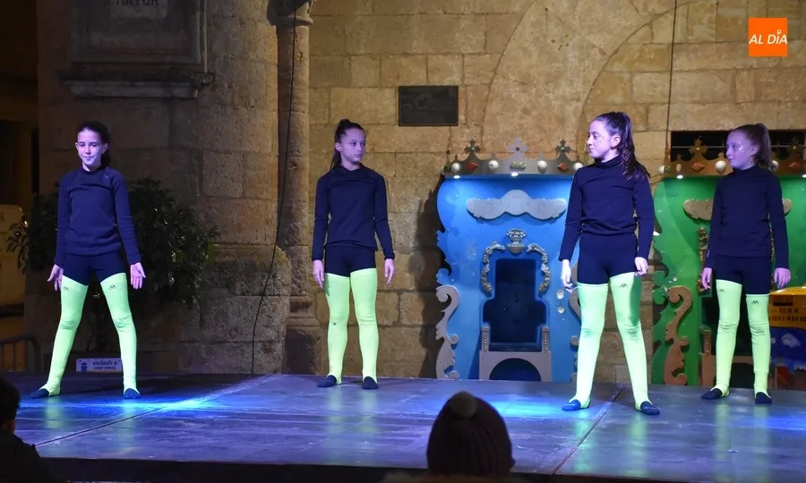 Foto 11 - Larga y concurrida Nochevieja Joven en la Plaza con el Club &Iacute;taca como protagonista principal
