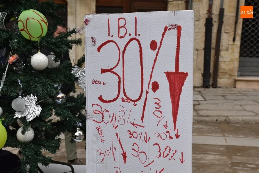Foto 5 - Vox recoge unas 300 firmas en apenas 3 horas contra la subida del IBI