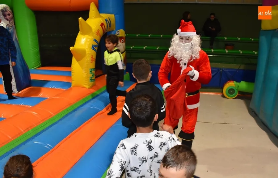 Foto 7 - Pap&aacute; Noel se pasa por Navilandia en otra animada tarde