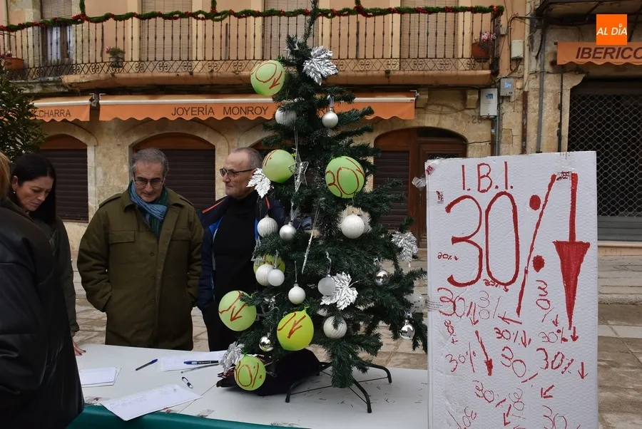 Foto 3 - Vox recoge unas 300 firmas en apenas 3 horas contra la subida del IBI
