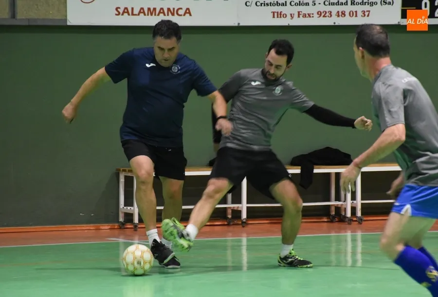 Foto 6 - Los t&eacute;cnicos del III Columnas brindan por el 2024 tras disputar un divertido partidillo