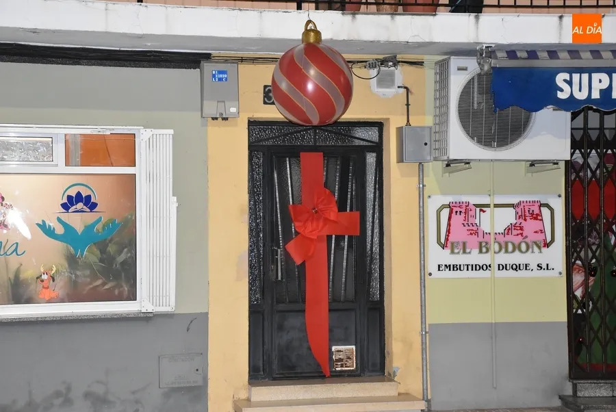 Foto 5 - Mickey, Rudolph, &aacute;ngeles o gnomos protagonizan la Navidad en los barrios mirobrigenses