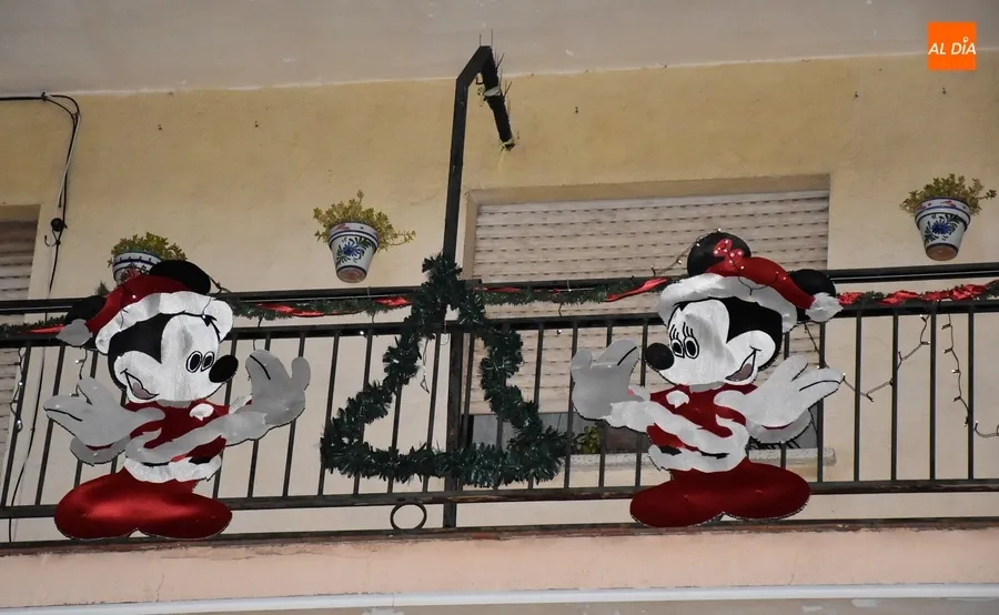 Foto 7 - Mickey, Rudolph, &aacute;ngeles o gnomos protagonizan la Navidad en los barrios mirobrigenses