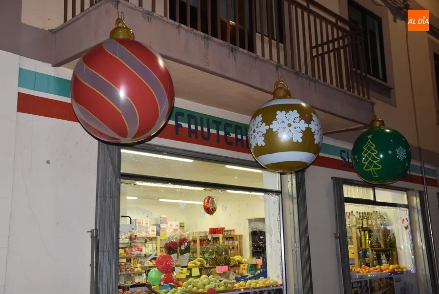 Foto 8 - Mickey, Rudolph, &aacute;ngeles o gnomos protagonizan la Navidad en los barrios mirobrigenses