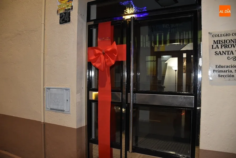 Foto 9 - Mickey, Rudolph, &aacute;ngeles o gnomos protagonizan la Navidad en los barrios mirobrigenses