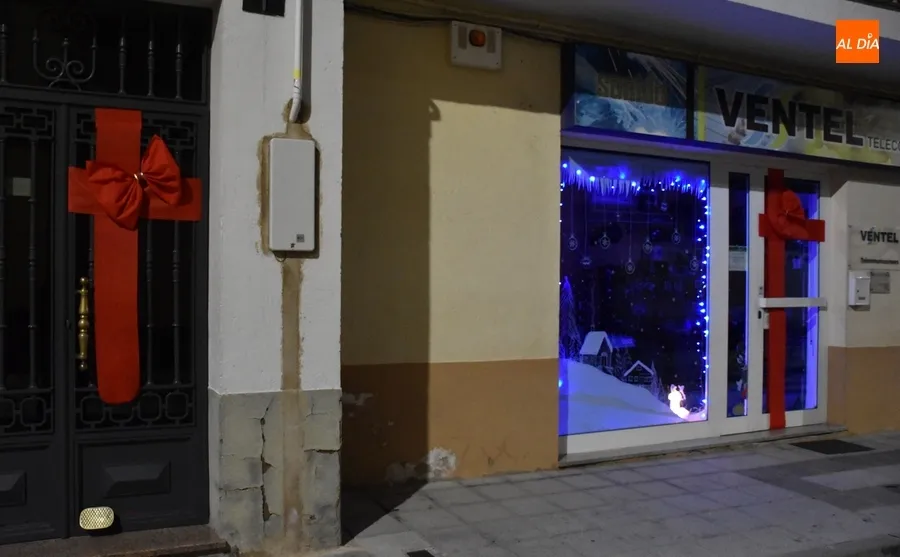 Foto 10 - Mickey, Rudolph, &aacute;ngeles o gnomos protagonizan la Navidad en los barrios mirobrigenses