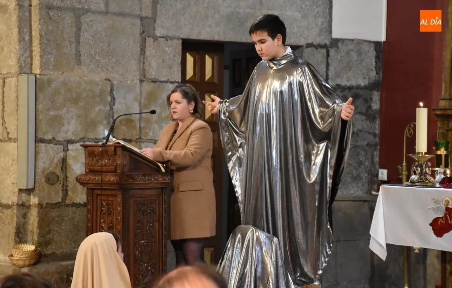 Foto 6 - Un auto sacramental protagonizado por j&oacute;venes enfatiza la Misa del Gallo en San Andr&eacute;s