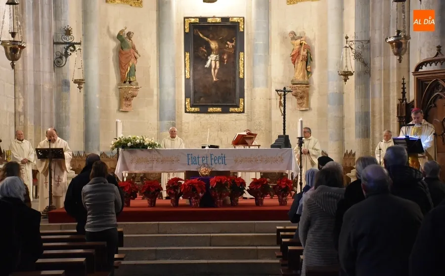 Foto 5 - Jos&eacute; Luis Retana se encarga de presidir la Misa del D&iacute;a de Navidad en la Catedral
