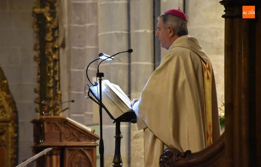 Foto 11 - Jos&eacute; Luis Retana se encarga de presidir la Misa del D&iacute;a de Navidad en la Catedral