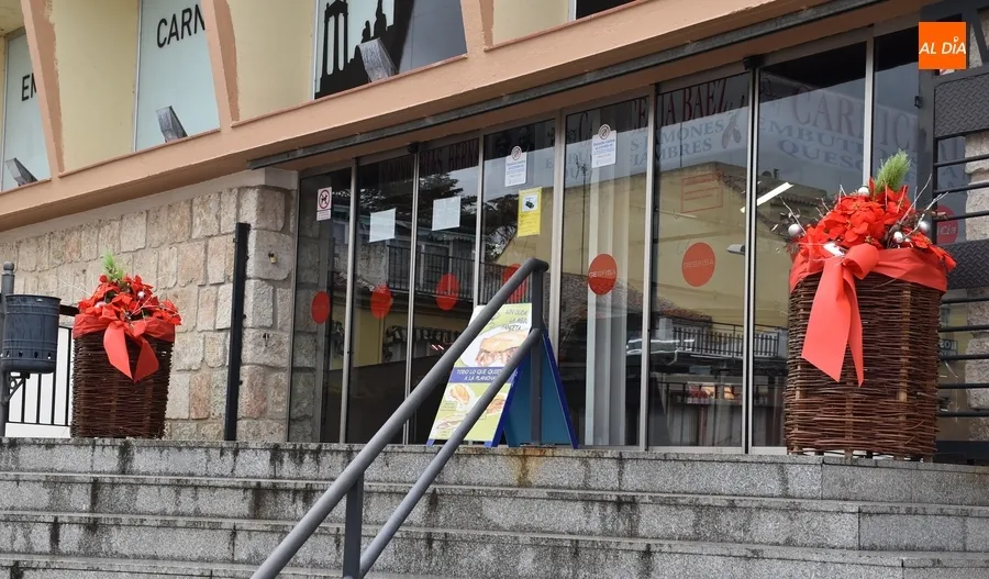 Foto 2 - Colocados cestos navide&ntilde;os junto al Parador y el Mercado de Abastos