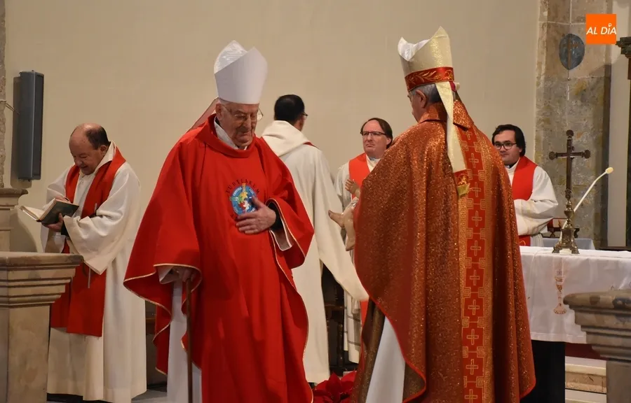 Foto 10 - Los sacerdotes de la Di&oacute;cesis mantienen un encuentro con motivo de la Navidad