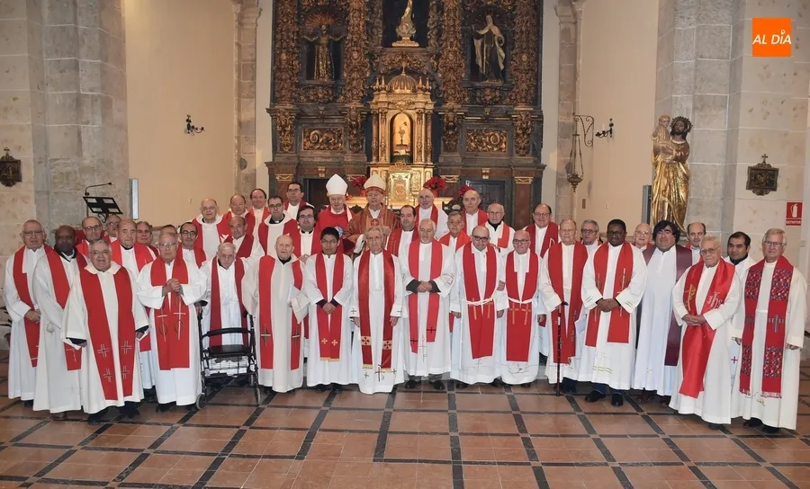 Foto 11 - Los sacerdotes de la Di&oacute;cesis mantienen un encuentro con motivo de la Navidad