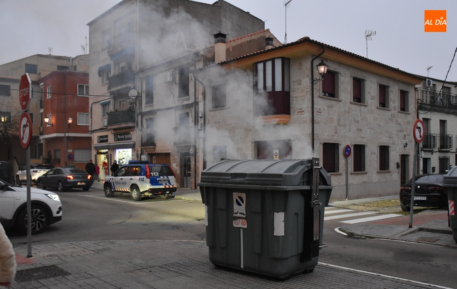 Foto 2 - Un contenedor de la calle Cárcabas obliga de nuevo a movilizarse a los Bomberos
