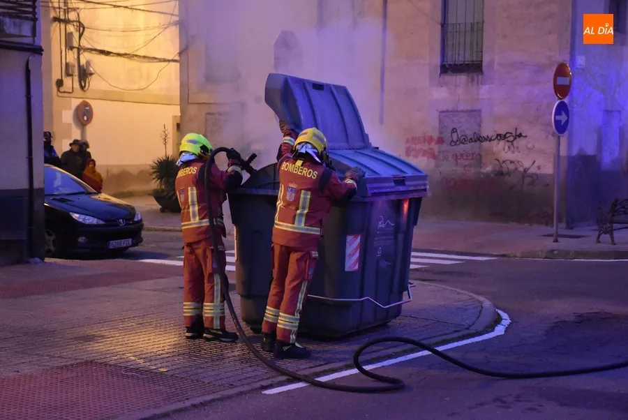Foto 4 - Un contenedor de la calle C&aacute;rcabas obliga de nuevo a movilizarse a los Bomberos