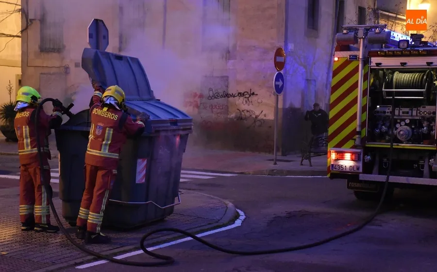 Foto 5 - Un contenedor de la calle C&aacute;rcabas obliga de nuevo a movilizarse a los Bomberos