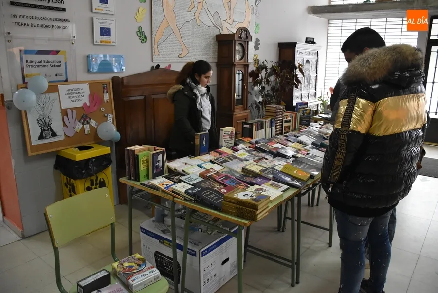 Foto 2 - El IES Tierra promueve un doble mercadillo solidario