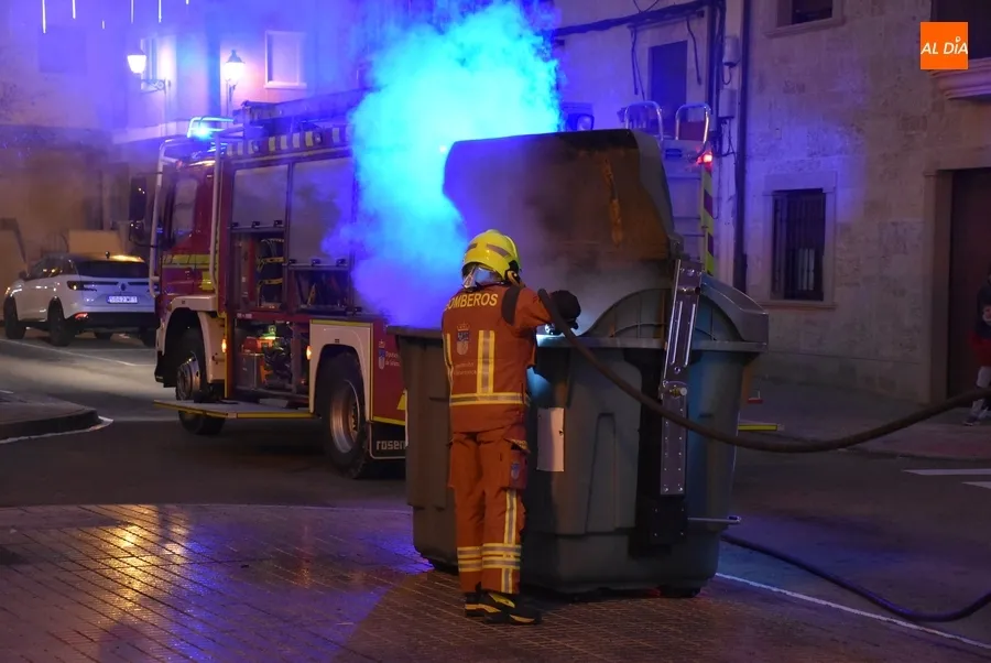 Foto 8 - Un contenedor de la calle C&aacute;rcabas obliga de nuevo a movilizarse a los Bomberos