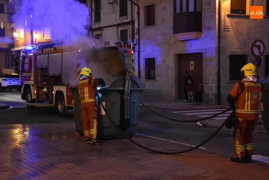 Foto 9 - Un contenedor de la calle C&aacute;rcabas obliga de nuevo a movilizarse a los Bomberos