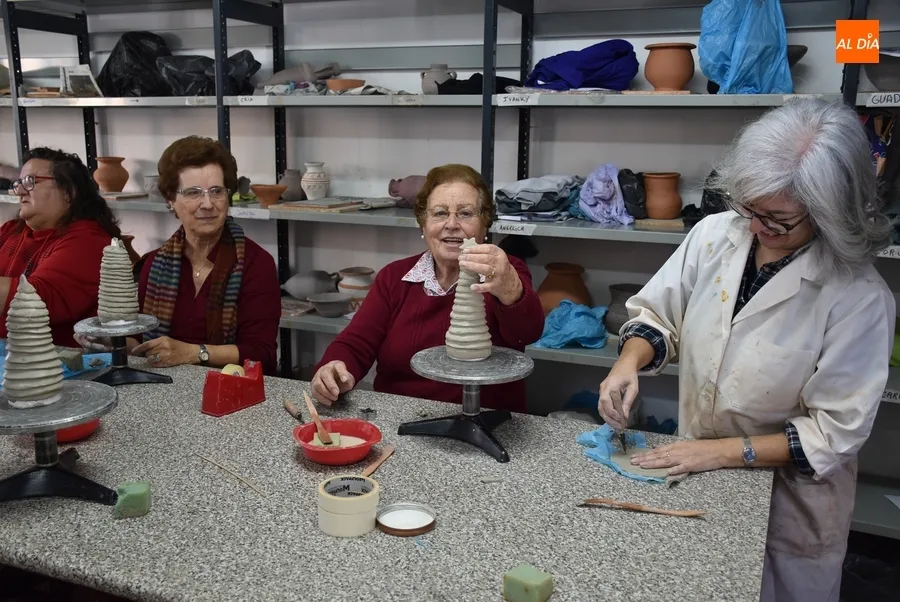 Foto 2 - Alto nivel en el concurso de pinchos y postres de la jornada de convivencia de la Escuela de Adultos
