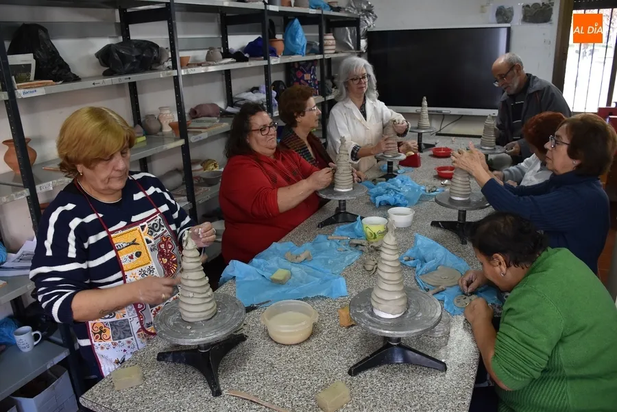 Foto 6 - Alto nivel en el concurso de pinchos y postres de la jornada de convivencia de la Escuela de Adultos