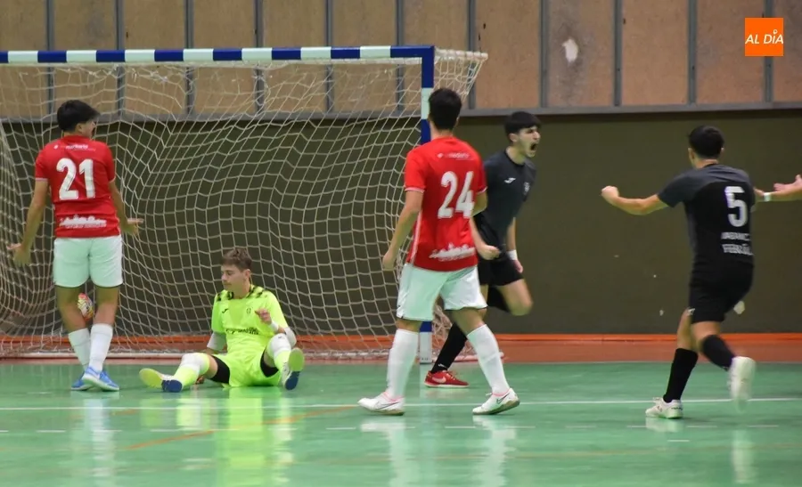 Foto 7 - Memorable primera victoria como local del III Juvenil en un carrusel de sensaciones