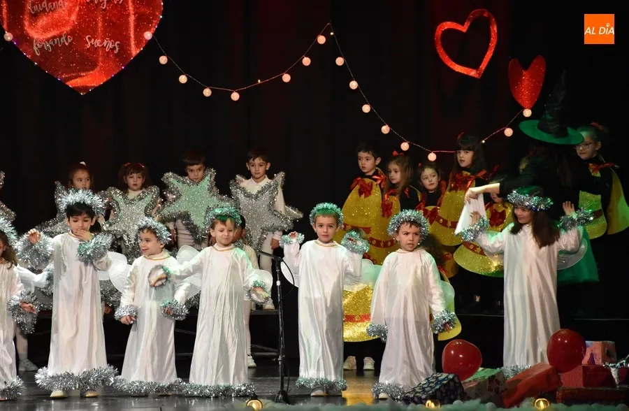 Foto 4 - Tradici&oacute;n y modernidad se unen en la apertura con Misioneras-Santa Teresa de las funciones navide&ntilde;as