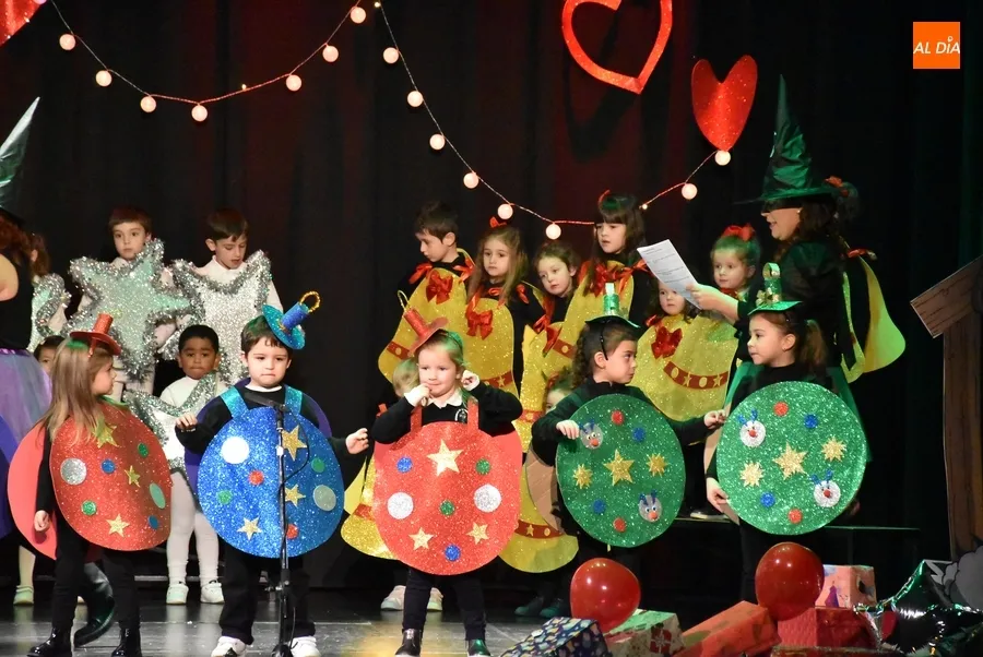 Foto 8 - Tradici&oacute;n y modernidad se unen en la apertura con Misioneras-Santa Teresa de las funciones navide&ntilde;as