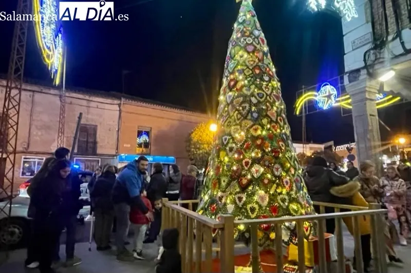 El grupo Ganchilleras en Acción visitaba el gran árbol de navidad que han tejido