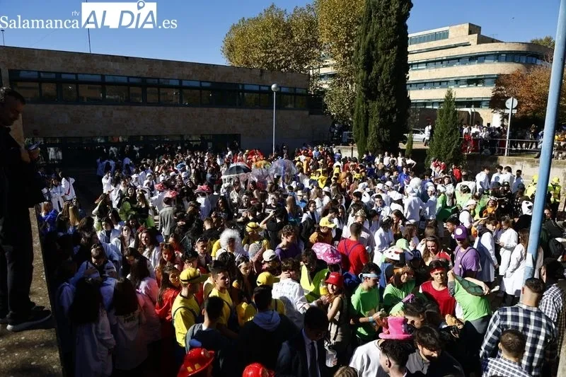 El consumo de alcohol es muy frecuente en las fiestas universitarias.