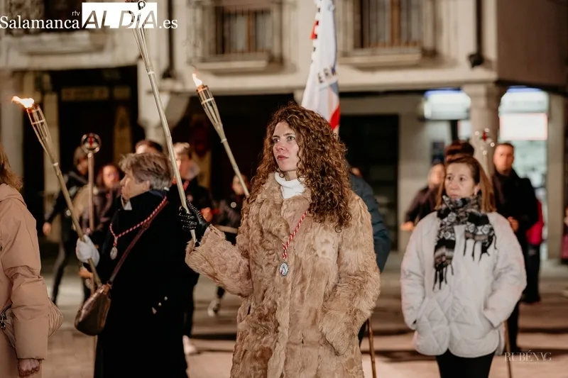 Foto 10 - La procesi&oacute;n de Santa Luc&iacute;a recorre las calles de Alba bajo un intenso fr&iacute;o&nbsp;