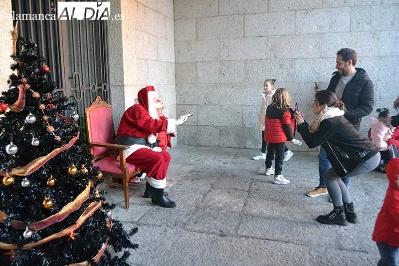 Foto 2 - Pap&aacute; Noel visita la ciudad de B&eacute;jar