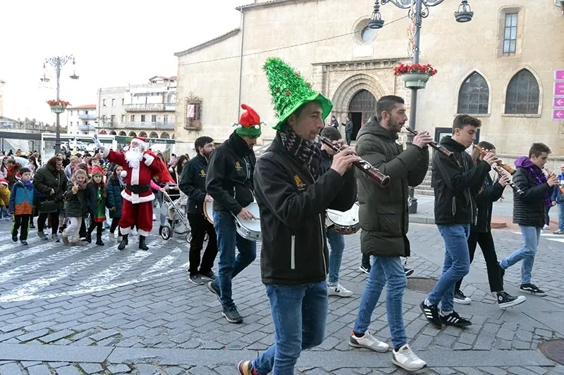 Foto 3 - Pap&aacute; Noel visita la ciudad de B&eacute;jar