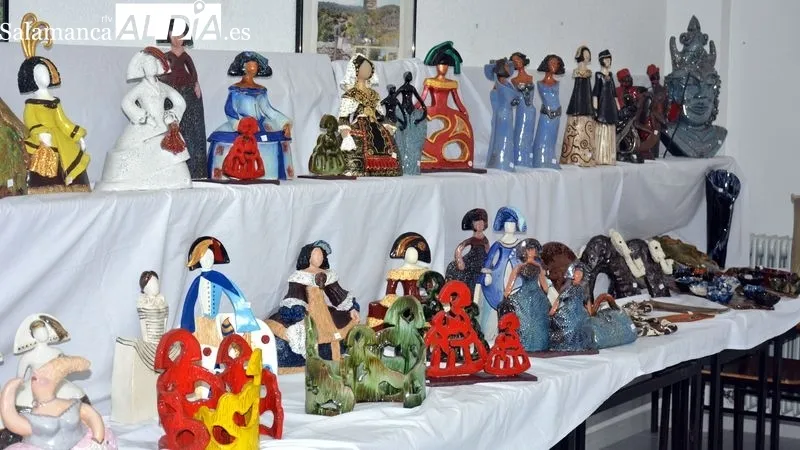 La ceramista expone una amplia colección de obras en una sala del hogar del jubilado