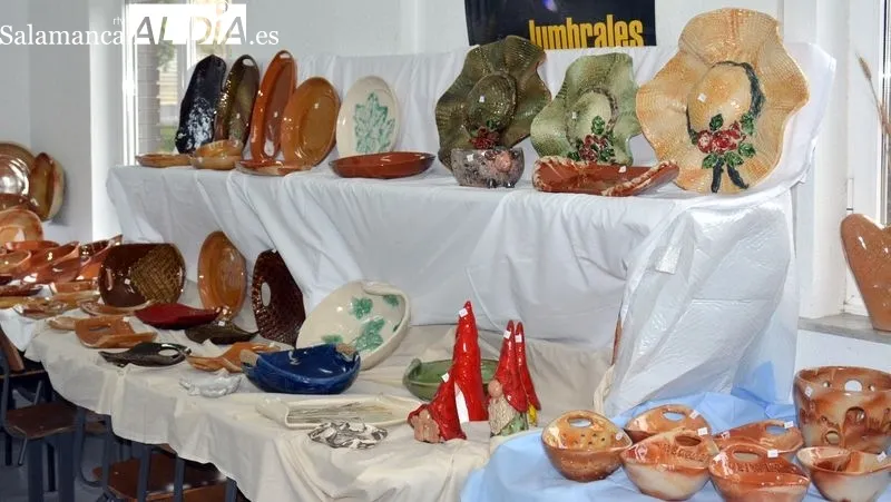 La ceramista expone una amplia colección de obras en una sala del hogar del jubilado