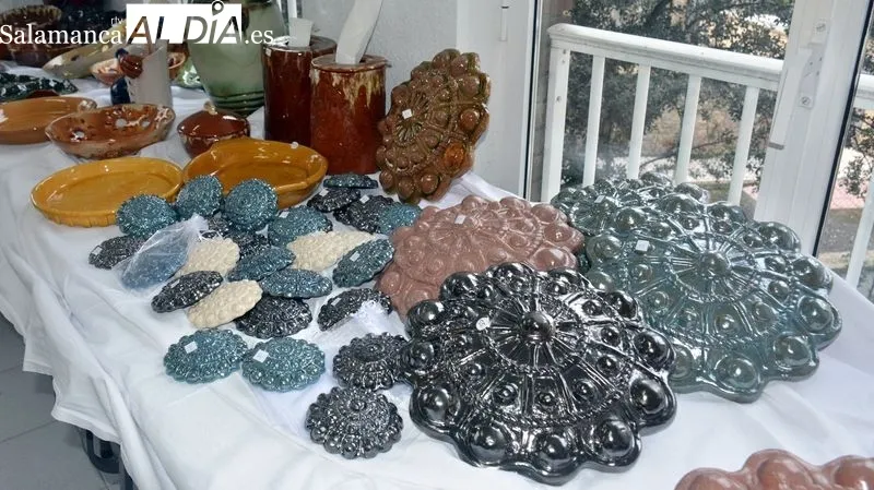 La ceramista expone una amplia colección de obras en una sala del hogar del jubilado