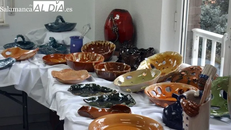 La ceramista expone una amplia colección de obras en una sala del hogar del jubilado
