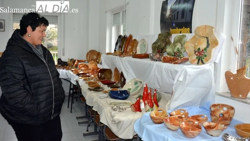 La ceramista expone una amplia colección de obras en una sala del hogar del jubilado