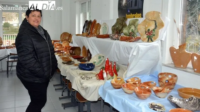 La ceramista expone una amplia colección de obras en una sala del hogar del jubilado