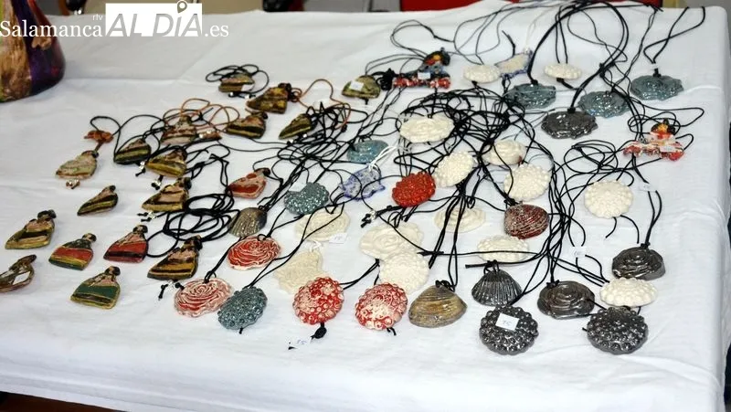 La ceramista expone una amplia colección de obras en una sala del hogar del jubilado