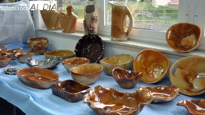 La ceramista expone una amplia colección de obras en una sala del hogar del jubilado