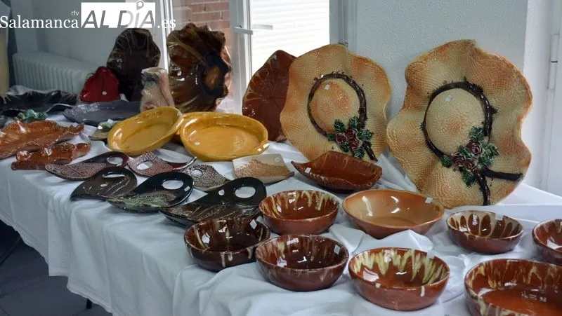La ceramista expone una amplia colección de obras en una sala del hogar del jubilado