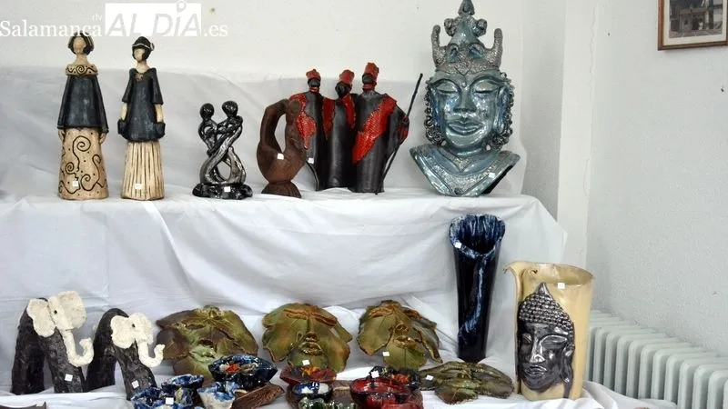 La ceramista expone una amplia colección de obras en una sala del hogar del jubilado